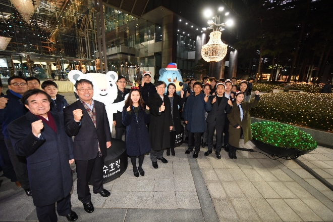 7일 권오준 포스코 회장(사진 앞줄 왼쪽부터 네번째)이 임직원들과 평창 동계올림픽 공식 마스코트인 '수호랑과 반다비'를 배경으로 올림픽 성공 개최를 기원하며 화이팅을 외치고 있다. 사진=포스코.