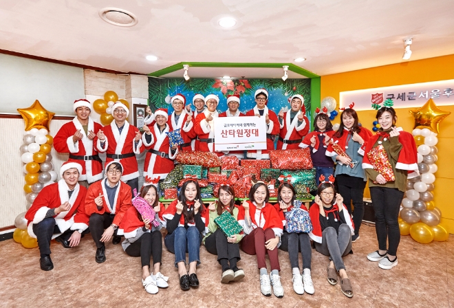 7일 금호타이어가 서울 구세군 서울후생원에서 ‘2017 메리크리스마스 산타원정대’ 봉사활동을 실시했다. 사진=금호타이어.