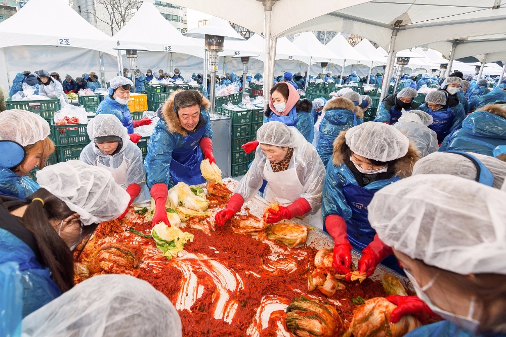 △임진구 SBI저축은행 대표이사(가운데)와 SBI저축은행희망봉사단이 김치 담그기 봉사활동을 하고 있다. 사진 = SBI저축은행