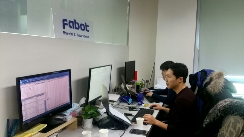 코스콤 핀테크 테스트베드센터에 입주해 근무하고 있는 파봇 직원들의 모습.