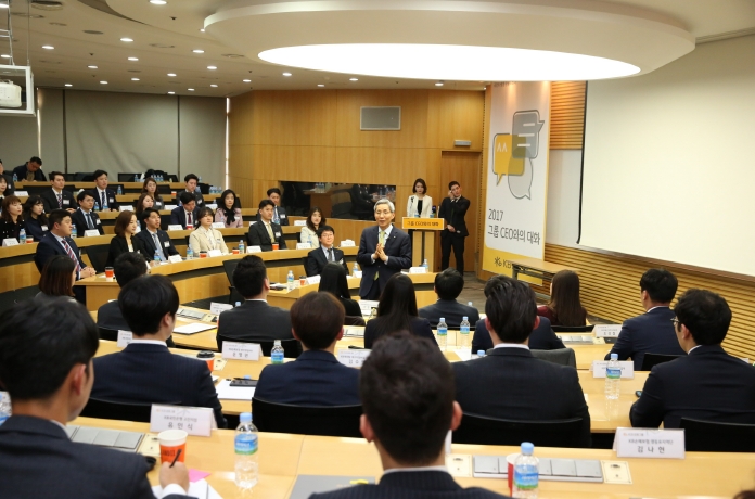 15일 최고경영자(CEO)와의 대화에서 윤종규 회장이 KB그룹 계열사 직원 기자단의 질의에 답변하고 있다. / 사진제공= KB금융지주