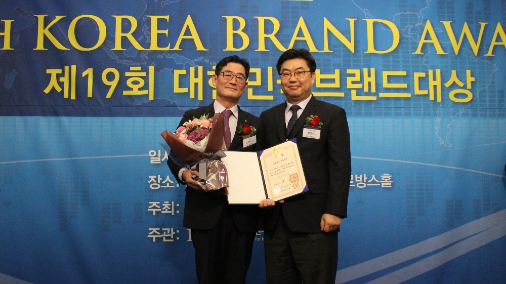 △김영호 신한카드 부사장(왼쪽)이 수상식 후 기념촬영을 하고 있다./사진=신한카드