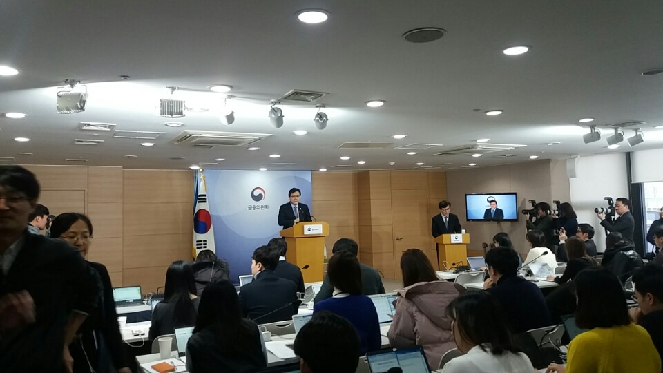 최종구 금융위원장이 21일 정부서울청사 브리핑실에서 열린 기자간담회에서 발언하고 있다.