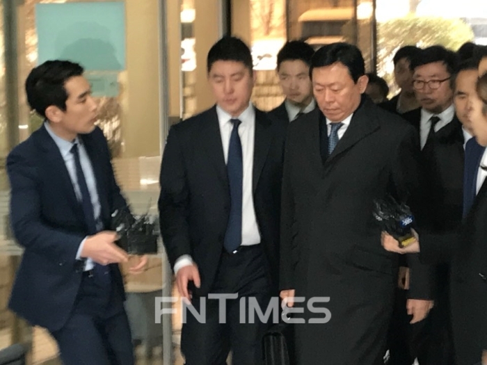 신동빈 롯데그룹 회장이 22일 서울중앙지방법원에서 열리는 롯데 총수일가 경영비리 1심 선고공판에 출석하기 위해 법정으로 향하고 있다. 신미진 기자