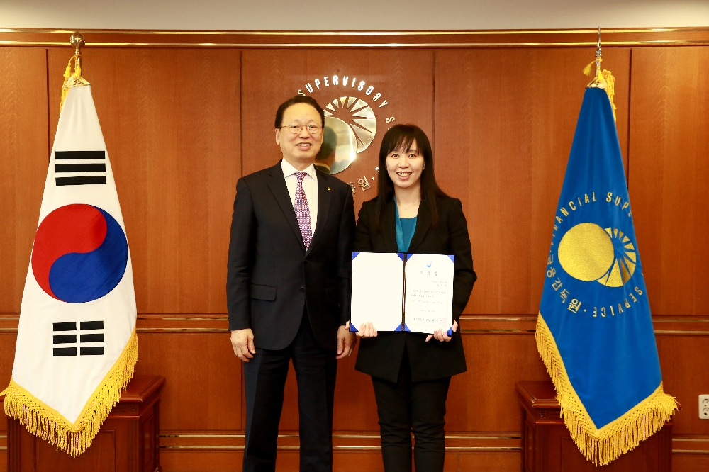 △최흥식 금감원장(왼쪽)이 정재일 제재심의위원회 권익보호관과 위촉식 후 기념촬영을 하고 있다./사진=금융감독원