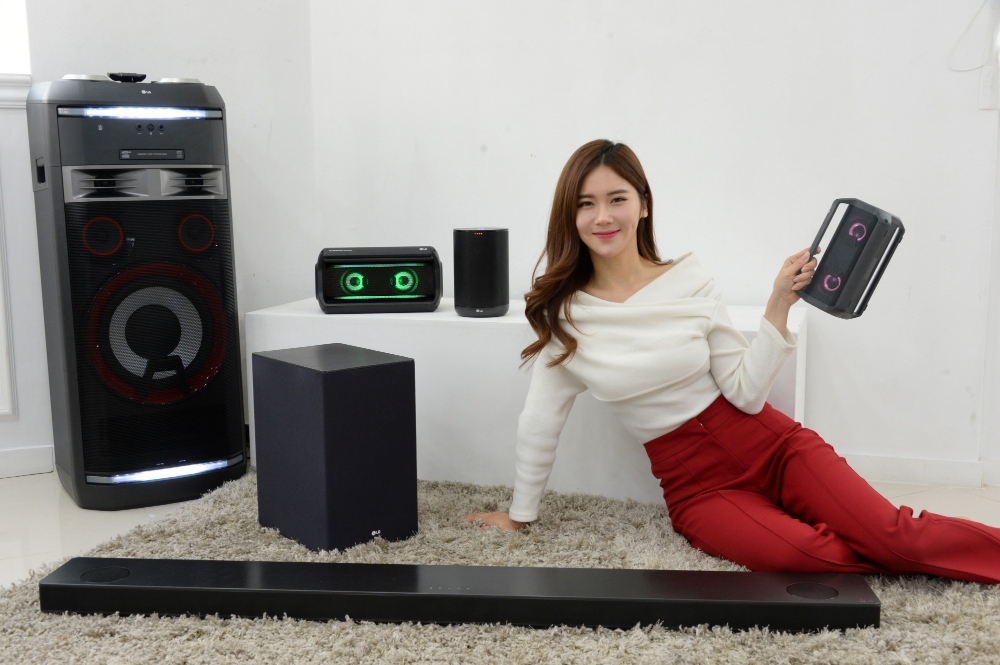 △LG전자 모델이 제품을 오디오 제품군을 소개하고 있다