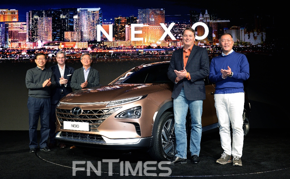 8일(현지시간) 현대자동차가 미국 라스베이거스(Las Vegas)에서 열린 ‘CES 2018 (Consumer Electronics Show)’에 참가해 미래형 SUV ‘NEXO(넥쏘)’의 차명과 제원을 세계 최초로 공개하고, 미국 자율주행 전문기업 오로라(Aurora)와 자율주행 기술을 공동개발하는 ‘현대차그룹-오로라 프로젝트’를 발표했다.(왼쪽부터) 오로라 크리스 엄슨(Chris Urmson) CEO(왼쪽부터), 현대차 정의선 부회장이 넥소(NEXO)를 배경으로 기념촬영을 하고 있는 모습. 사진=현대자동차그룹.