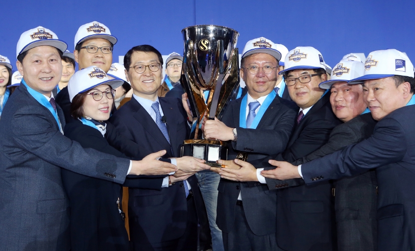 20일 서울시 구로구 소재 고척 스카이돔에서 진행된 신한은행 2017년 종합업적평가대회에서 위성호 신한은행장(앞줄 왼쪽에서 네번째)과 대상을 수상한 군포 커뮤니티 영업점장들이 대상 트로피를 들고 기념촬영하는 모습 / 사진제공= 신한은행