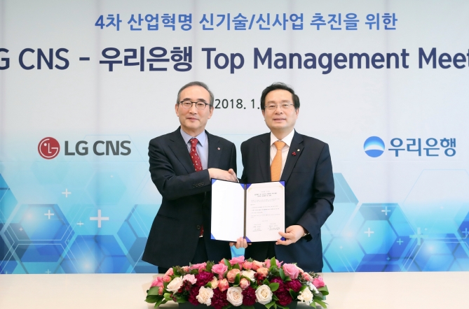 우리은행은 지난 19일 서울 중구 본점에서 ‘우리은행-LG CNS, 4차 산업혁명 관련 신기술∙신사업 추진을 위한 업무협약’을 체결했다. 손태승 우리은행장(사진 오른쪽)이 김영섭 LG CNS 대표와 업무협약을 체결한 뒤 기념촬영을 하고 있다. / 사진제공= 우리은행