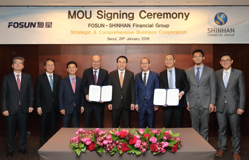 신한금융그룹은 24일 오전 서울 중구에 위치한 신라호텔에서 중국 푸싱 그룹과 전략적·포괄적 업무제휴(MOU)를 체결했다. 이날 체결식 후 양사 관계자들이 기념촬영을 하고 있다. 왼쪽에서 다섯번째 신한금융그룹 조용병 회장, 여섯번째 푸싱그룹 궈광창 회장 / 사진제공= 신한금융지주