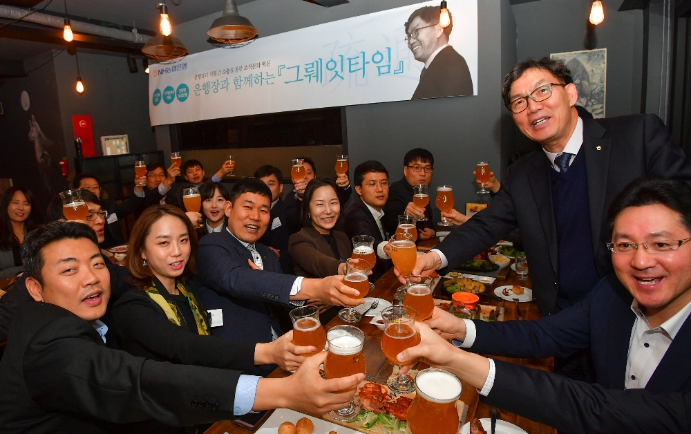 25일 서울 광화문 인근 식당에서 이대훈 농협은행장(오른쪽 앞에서 두 번째)이 직원들과 식사를 나누고 있다. / 사진= 농협은행