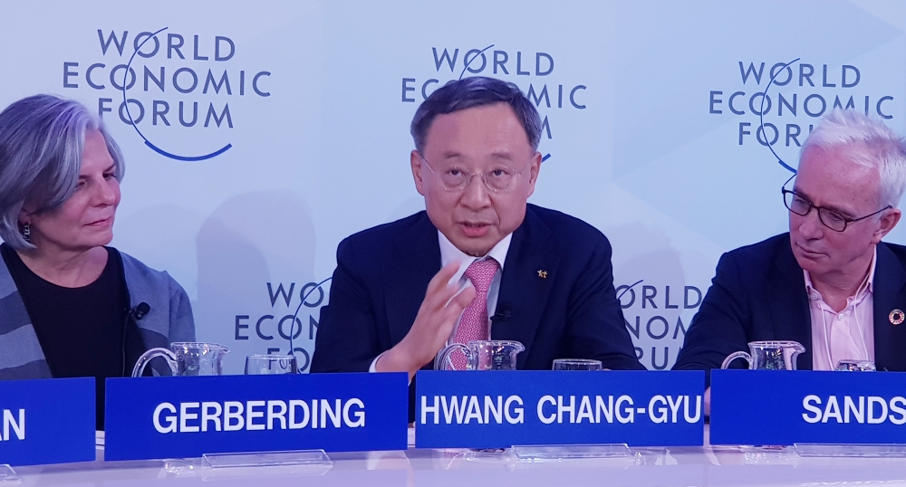 △ 황창규(가운데) KT 회장이 지난 25일(현지시간) 스위스 다보스에서 열린 ‘다음 세대의 감염병 준비’ 세션에서 감염병 확산방지 플랫폼에 대해 설명하고 있다 / 사진=KT