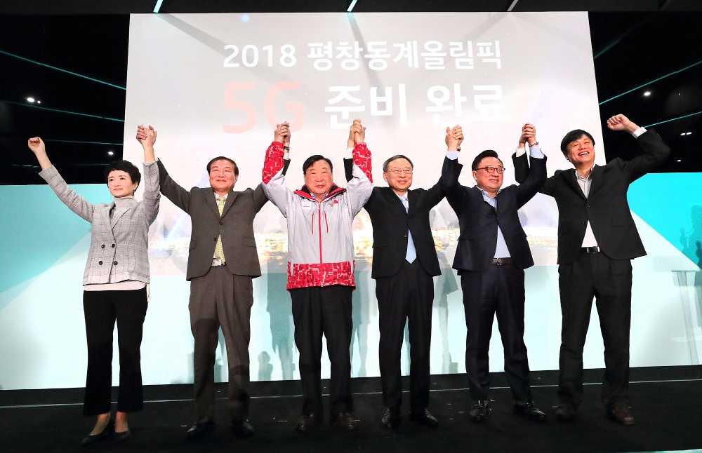 △(왼쪽부터) 권명숙 인텔코리아 사장, 정만호 강원도 부지사, 이희범 평창 동계올림픽대회 조직위원장, 황창규 KT 회장, 고동진 삼성전자 사장, 장병규 4차산업혁명위원회 위원장