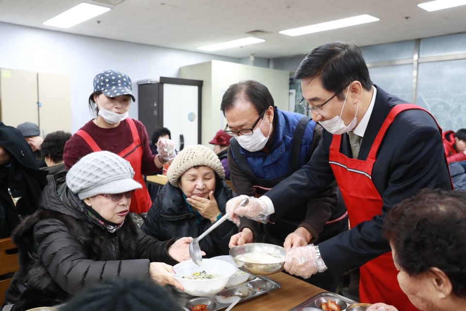 △이순우 저축은행중앙회 회장이 도봉동노인복지센터에서 어르신들에게 떡국을 전달하고 있다./사진=저축은행중앙회