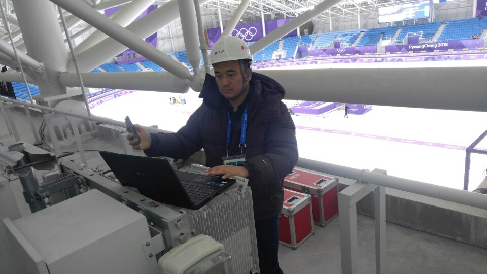△LG유플러스 직원이 올림픽 기간 동안 증가하는 통신 트래픽에 대비 주요 경기장과 선수촌 등에 대한 네트워크 점검작업에 나서고 있다 / 사진=LG유플러스