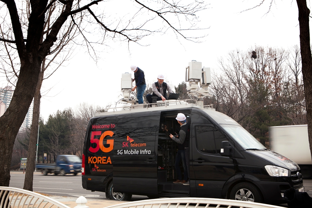 △SK텔레콤 Network기술원 연구원들이 분당구청 잔디광장에 ‘이동형 5G 인프라’를 설치하고, 가상화 플랫폼으로 소프트웨어를 변경하며 5G 성능을 최적화하고 있다