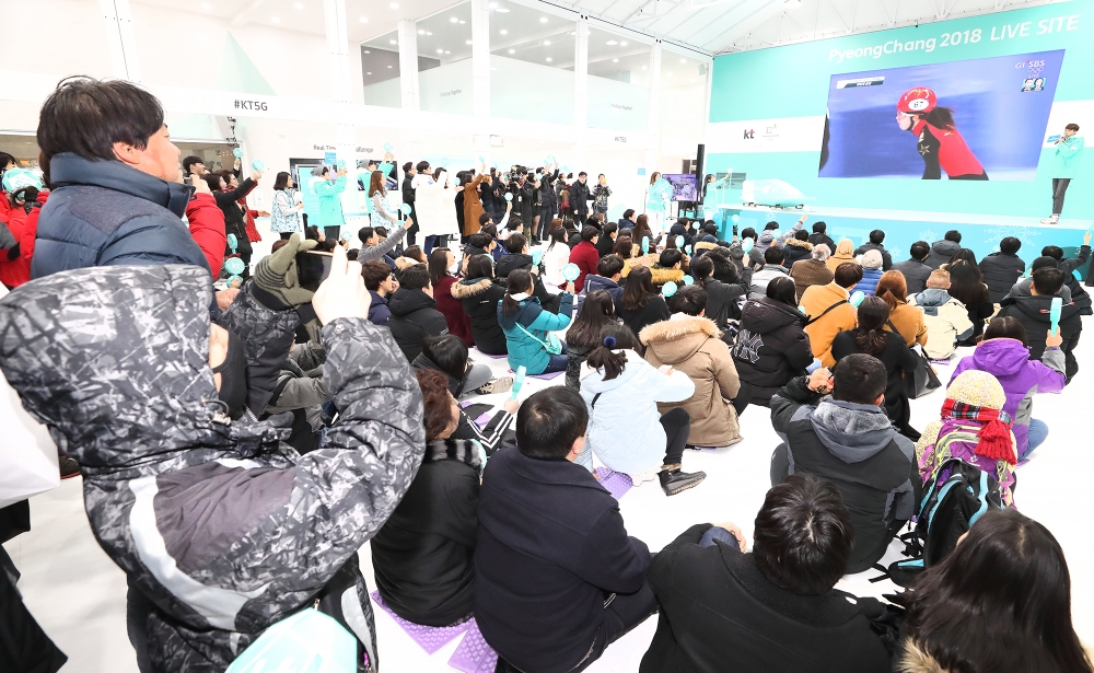 △광화문 KT 라이브사이트에 모인 시민들이 2018 평창 동계올림픽 경기에 출전한 선수들을 응원하고 있다