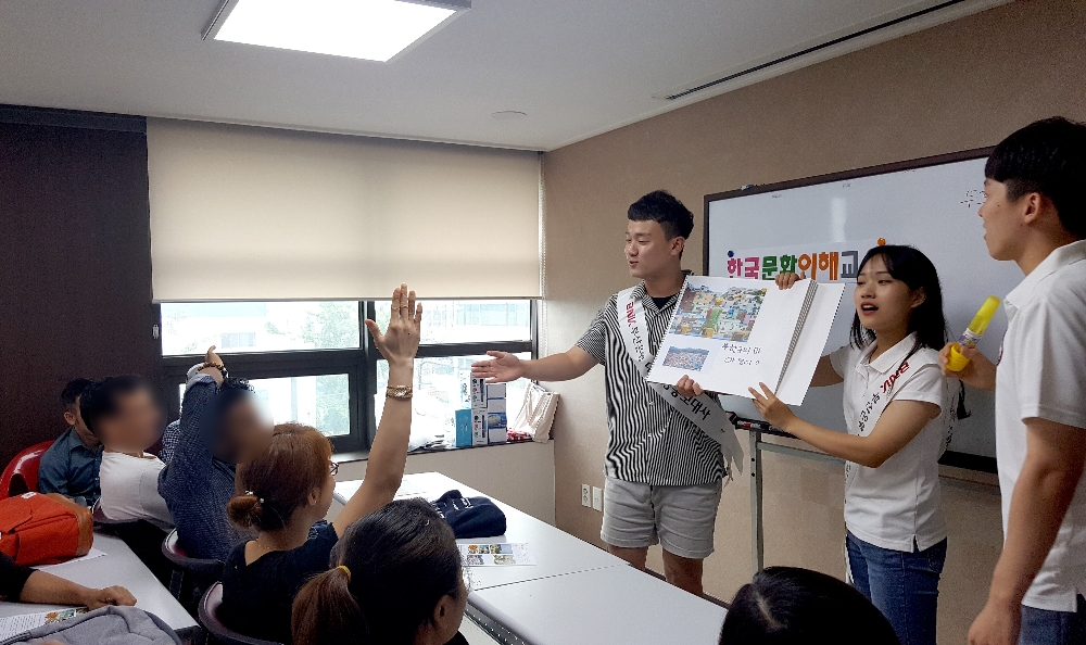 △부산은행 대학생 홍보대사가 지난해 7월 부산 사상구 소재 외국인근로자지원센터에서 외국인을 대상으로 한국문화와 부산에 대한 교육을 진행하는 모습./ 사진제공=BNK부산은행