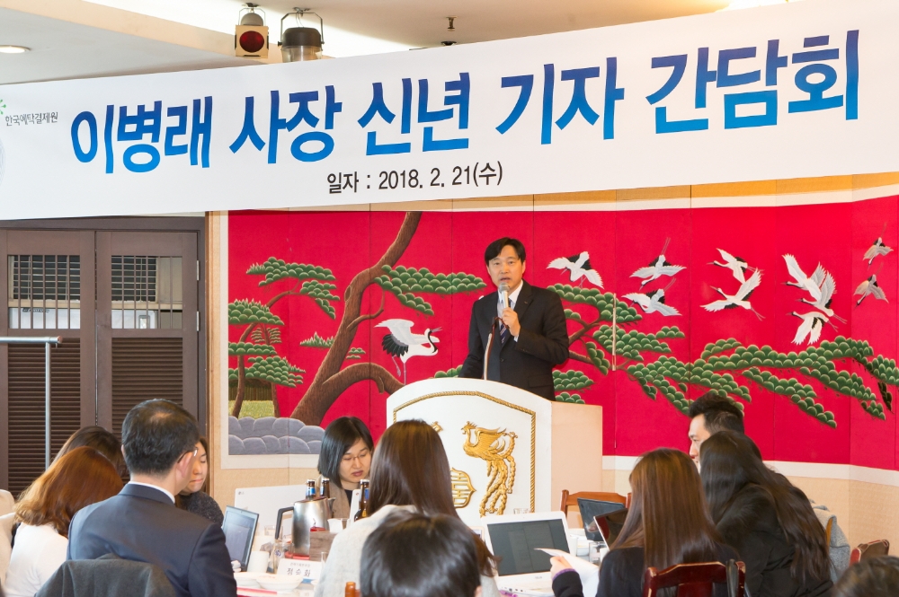 이병래 한국예탁결제원 사장이 21일 서울 여의도에서 열린 신년 기자 간담회에서 기자들의 질의에 답변하고 있다.