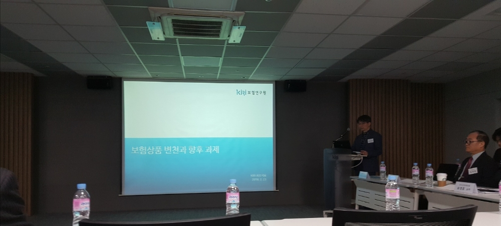 △보험연구원의 '보험상품 변천과 향후 과제' 심포지움에서 발표자로 나선 김석영 연구위원이 발표를 진행하고 있다. / 사진=장호성 기자