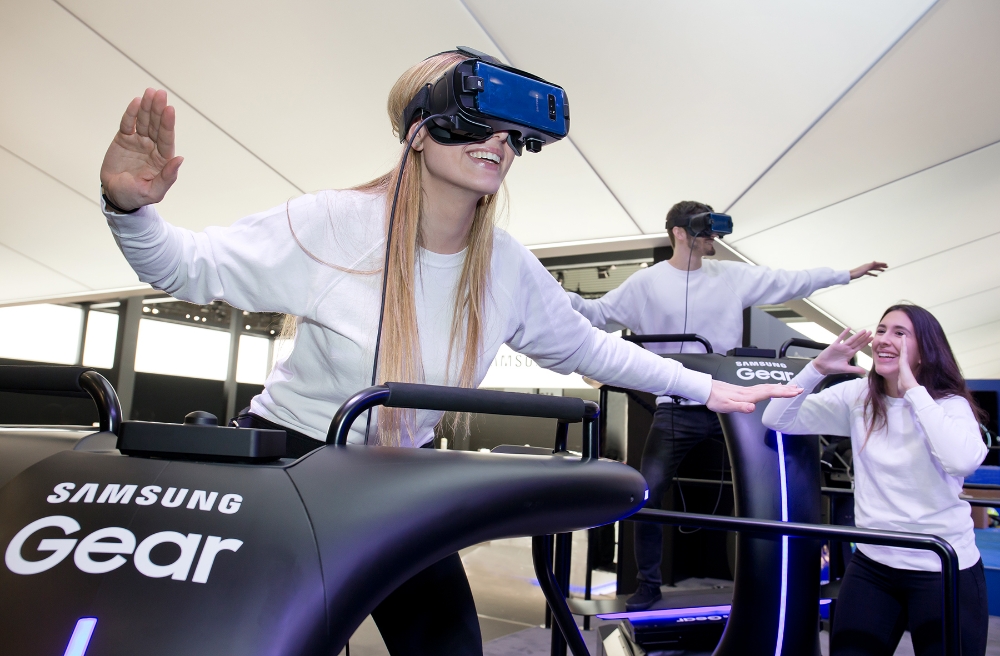 △MWC2018 삼성전자 전시장에서 ‘기어 VR’을 체험하는 모습