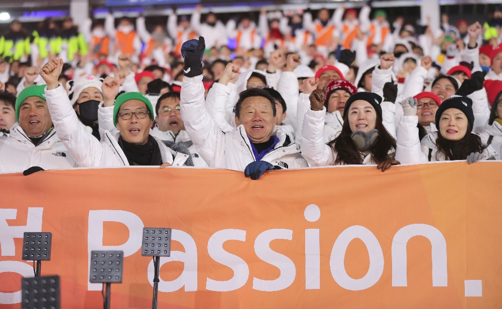 △최윤 아프로서비스그룹 회장(가운데)이 평창 동계올림픽 폐회식에 참석하고 있다./사진=OK저축은행