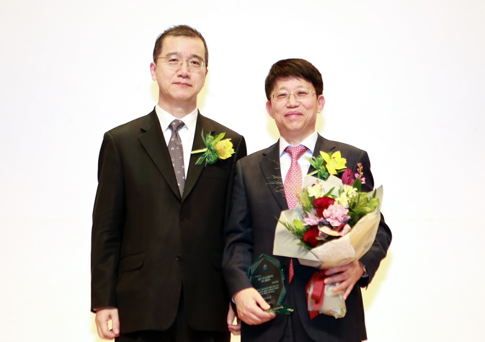 KEB하나은행은 27일 오후 금융감독원에서 개최된 1사 1교 우수사례 시상식에서 3년 연속 금융감독원장상을 수상했다. 황효상 KEB하나은행 리스크관리그룹 부행장(사진 오른쪽)이 이상제 금융감독원 금융소비자보호처장과 함께 기념촬영을 하고 있다. / 사진= KEB하나은행