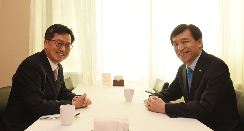 △김동연 부총리 겸 기획재정부 장관이 5일 시청 앞 인근 식당에서 이주열 한국은행 총재와 기념촬영을 하고 있다. /사진제공=한국은행