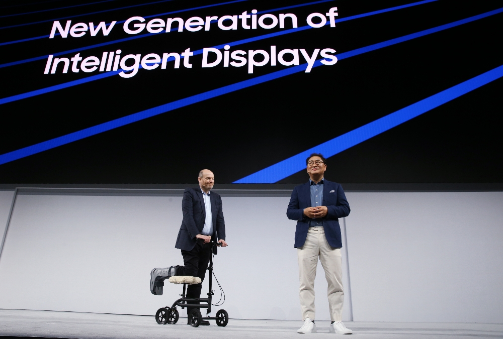 △마크 톰슨 뉴욕타임즈 CEO와 한종희 삼성전자 사장이 양사간 협력을 발표하고 있다