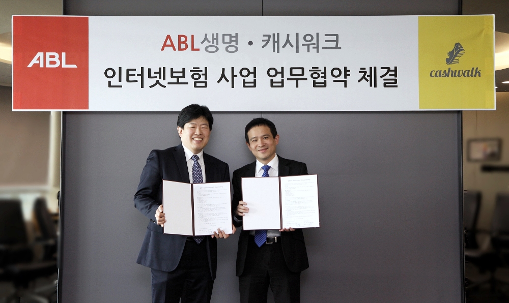 △ 나승균 캐시워크 대표(왼쪽)와 순레이 ABL생명 사장이 8일 서울 여의도 ABL생명 본사에서 건강증진형 보험상품 및 서비스 개발에 협력하는 내용의 MOU를 체결하고 기념사진을 촬영하고 있다. / 사진=ABL생명