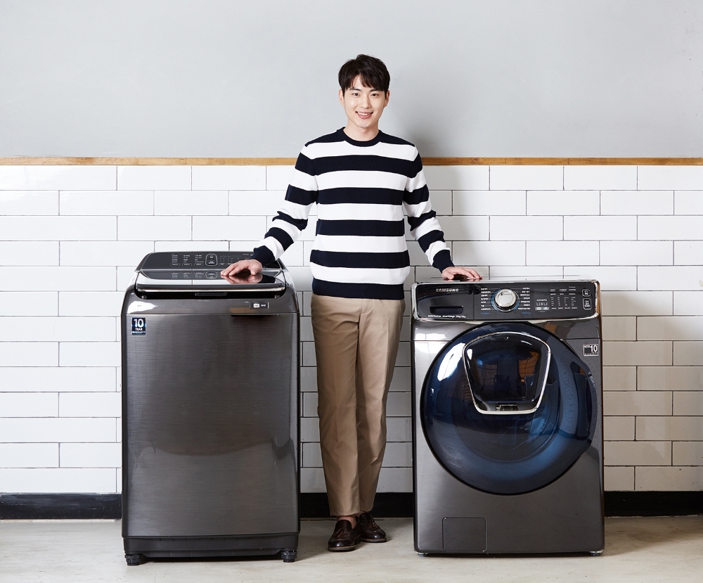 △삼성전자 모델이 애벌빨래가 가능한 전자동 세탁기 액티브워시(왼쪽)와 세제자동투입 기능이 한층 업그레이드된 드럼 세탁기 애드워시를 소개하고 있다 / 사진=삼성전자