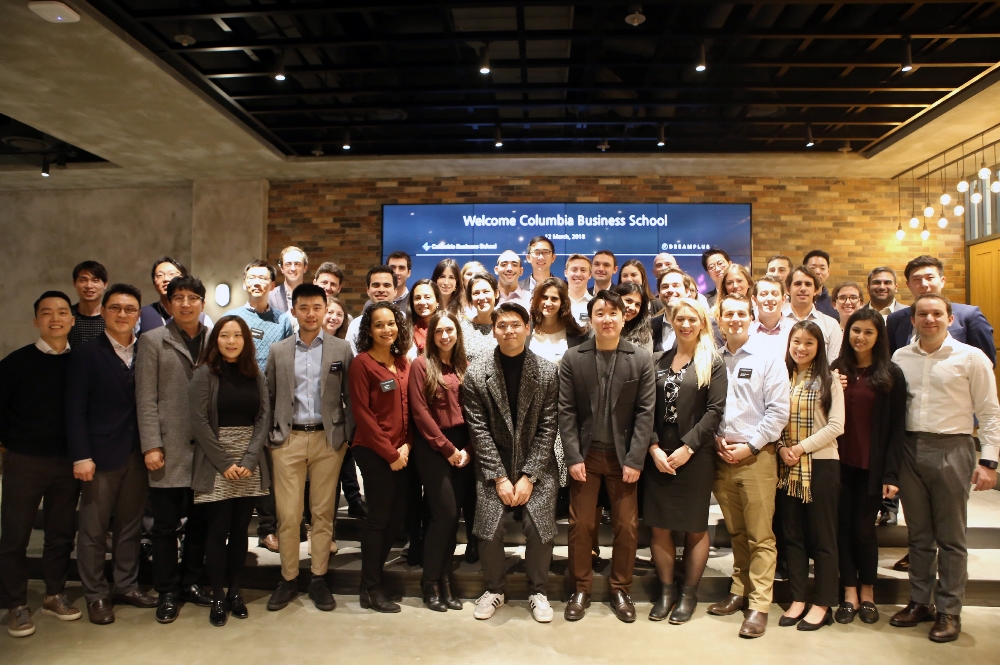 △한화생명 드림플러스 관계자들과 컬럼비아대 MBA방문단이 기념촬영을 하고 있다. / 사진=한화생명