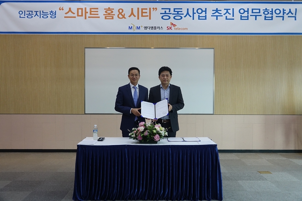 △13일 구명완 엠디엠플러스 대표이사(왼쪽)과 허일규 SK텔레콤 IoT/Data사업부장이 스마트홈 서비스를 단독 공급하는 업무협약을 체결했다 / 사진=SK텔레콤