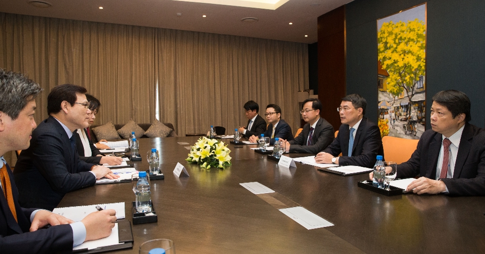 최종구 금융위원장이 22일 베트남 중앙은행 레 밍 홍(Le Minh Hung) 총재와 회담하고 양국 금융분야 실질 협력방안에 대해 논의했다. / 사진= 금융위원회