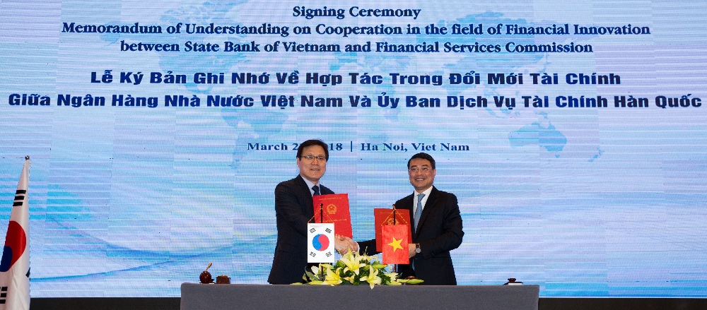 최종구 금융위원장과 레 밍 홍(Le Minh Hung) 베트남 중앙은행 총재가 22일 베트남 하노이에서 한-베트남 간 '핀테크 협력 양해각서'를 체결하고 있다. / 사진= 금융위원회