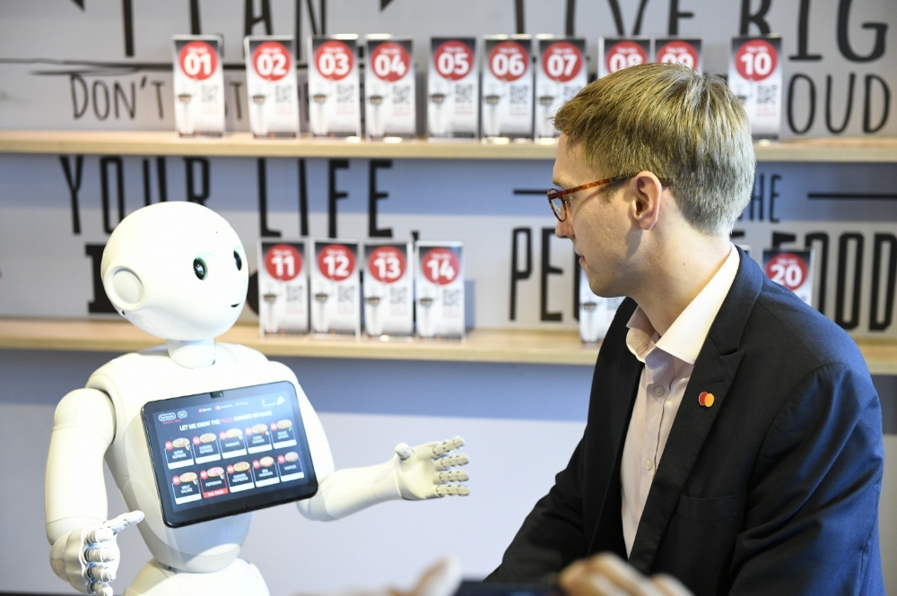 △마스터카드 관계자가 로봇을 통해 피자를 주문하고 결제하는 모습을 시연하고 있다./사진=마스터카드