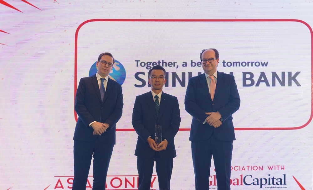 지난 26일 홍콩에서 열린 아시아머니誌 주관 시상식에서 ‘2017 대한민국 최우수 은행’ 수상후 신유식 신한은행 홍콩지점장(가운데)과 아시아머니誌 관계자들이 기념촬영 하고 있다. / 사진= 신한은행