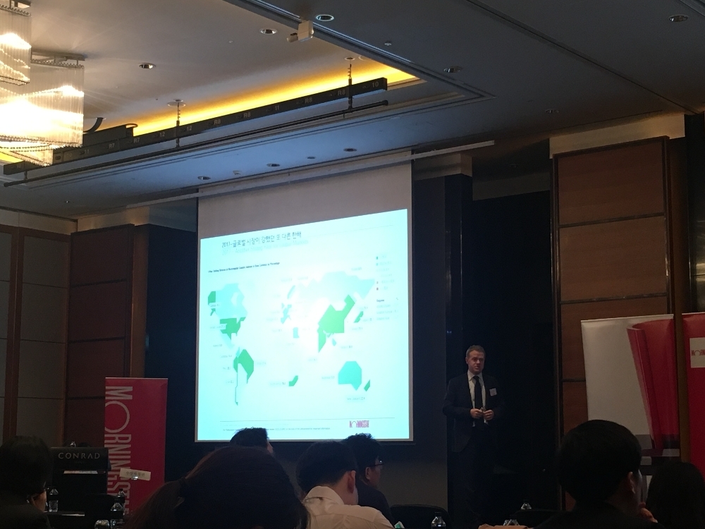 모닝스타 아태매니저리서치총괄 팀 머피 디렉터가 27일 서울 콘래드호텔에서 열린 2018 모닝스타 글로벌세미나에서 글로벌 자산운용업계 동향을 설명하고 있다.