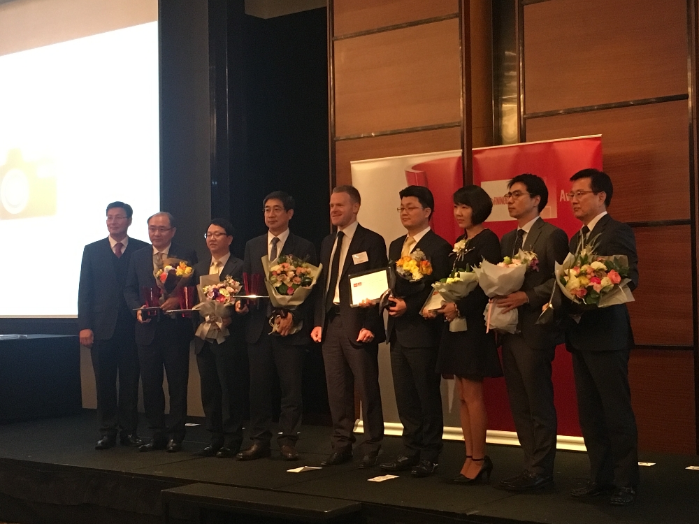 27일 서울 여의도 콘래드 호텔에서 열린 ‘모닝스타코리아 펀드대상’에서 수상자들이 기념 촬영을 하고 있다.