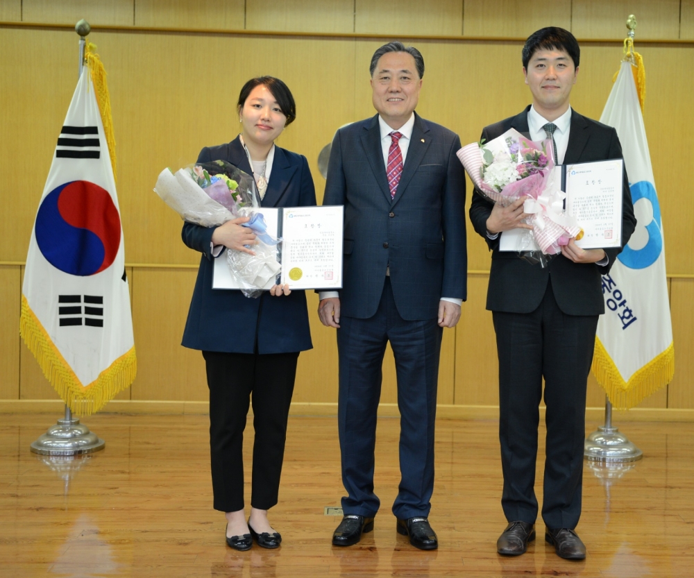 △박차훈 새마을금고중앙회장이 전기통신금융사기를 예방한 새마을금고 직원들에게 표창을 수여하고 있다./사진=새마을금고중앙회