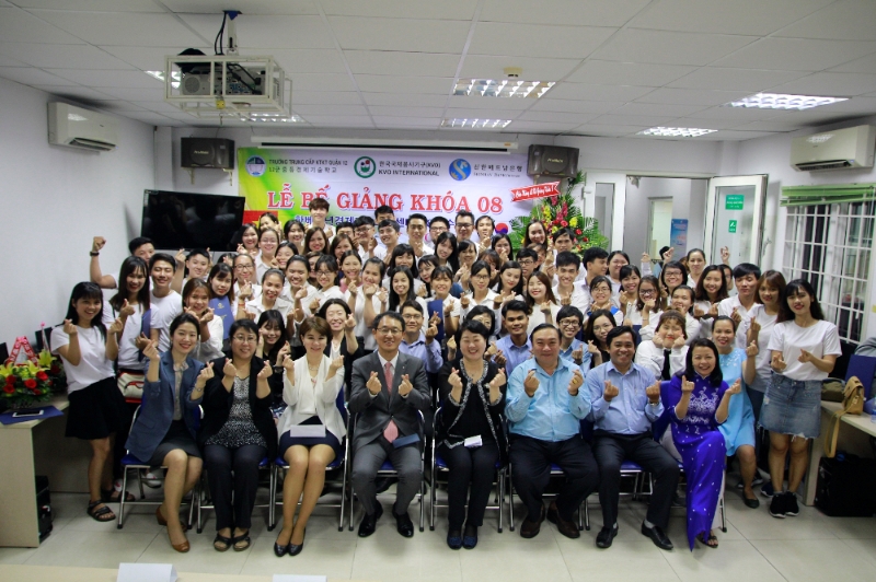 신한금융그룹은 글로벌 사회공헌사업의 일환으로 베트남 호치민에 설립한 직업훈련센터 '한-베 청년경제기술교육센터'의 8기 교육생 수료식을 개최했다고 30일 밝혔다. 이날 행사에 참가한 신한베트남은행 신동민 법인장(첫줄 왼쪽에서 네번째)과 한국국제봉사기구(KVO) 박을남 회장(첫줄 왼쪽에서 다섯번째)이 수료생들과 기념사진 촬영을 하고 있다. / 사진= 신한금융지주