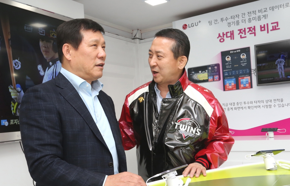 △권영수 부회장(오른쪽)이 허구연 야구해설위원과 잠실야구장에 설치된 U+프로야구 체험부스에서 서비스를 이용해보며 의견을 나누고 있는 모습