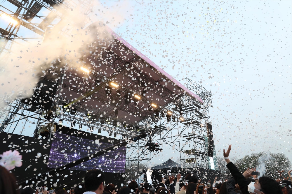△Lifeplus 벚꽃피크닉페스티벌 공연장에 벚꽃이 흩날리고 있다. / 사진=한화생명