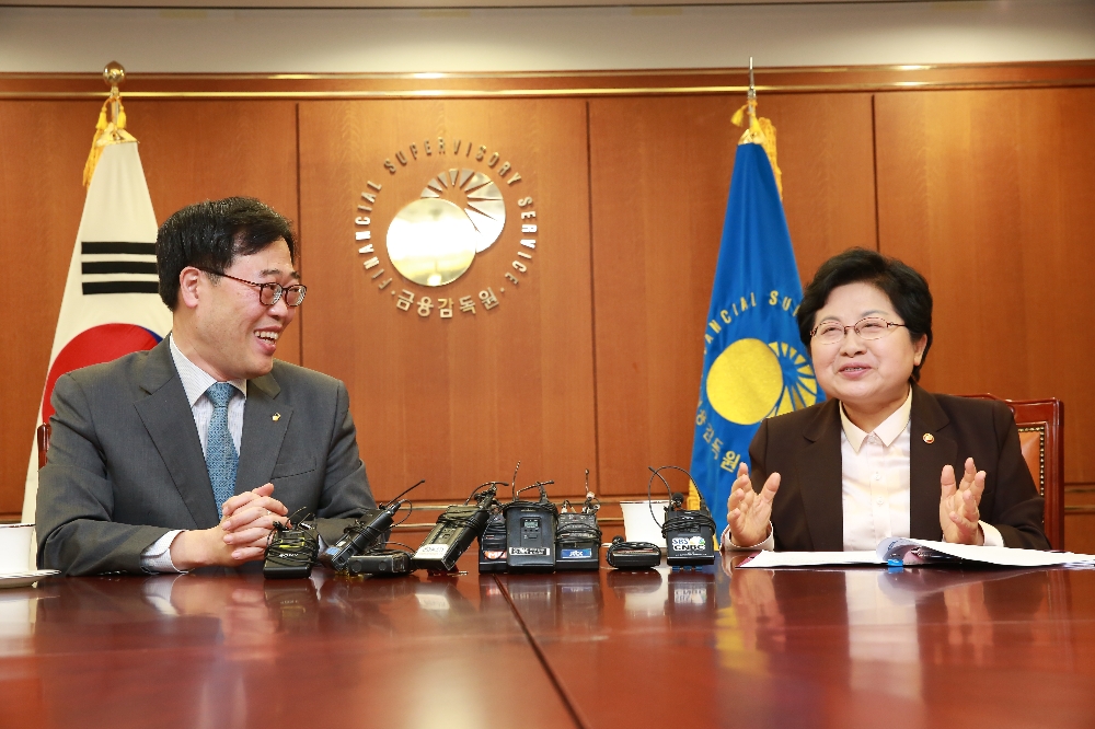 △김기식 금감원장이 정현백 여성가족부 장관과 5일 면담을 진행하고 있다./사진=금융감독원