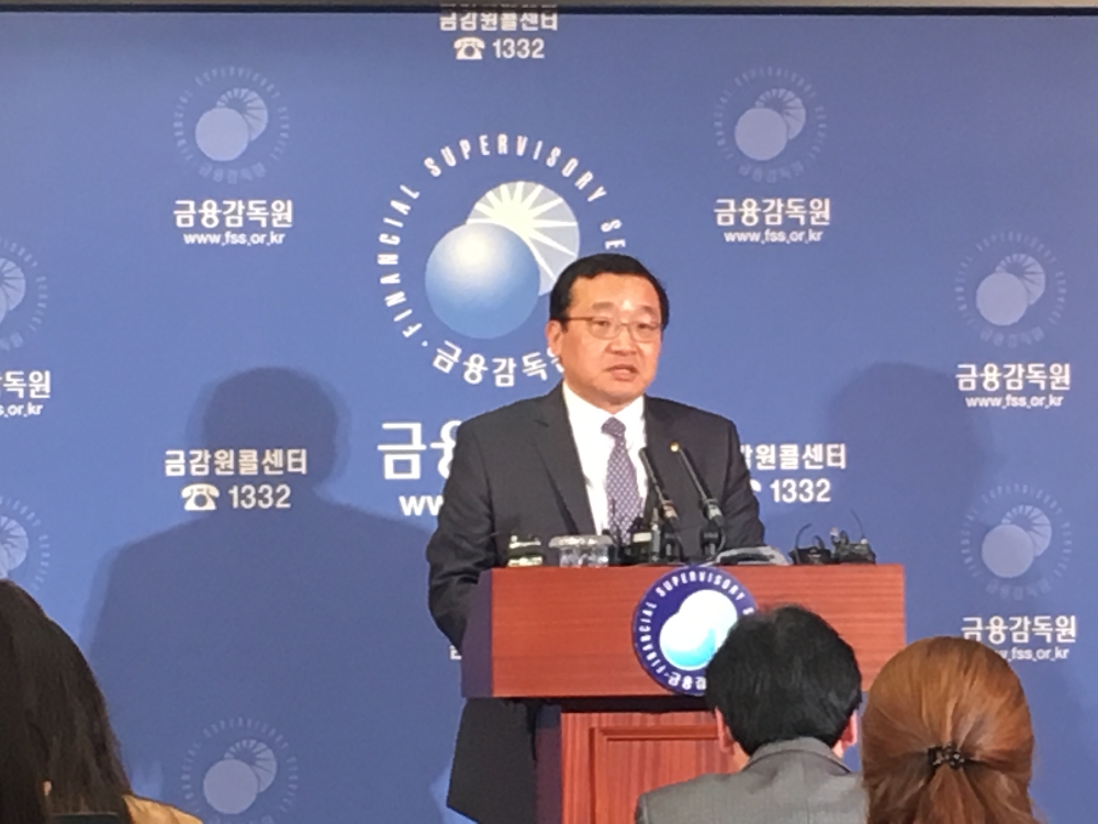 원승연 금감원 부원장이 9일 '삼성증권의 배당 착오 입력 사고에 대한 대응방안' 브리핑에서 발언을 하고 있다.