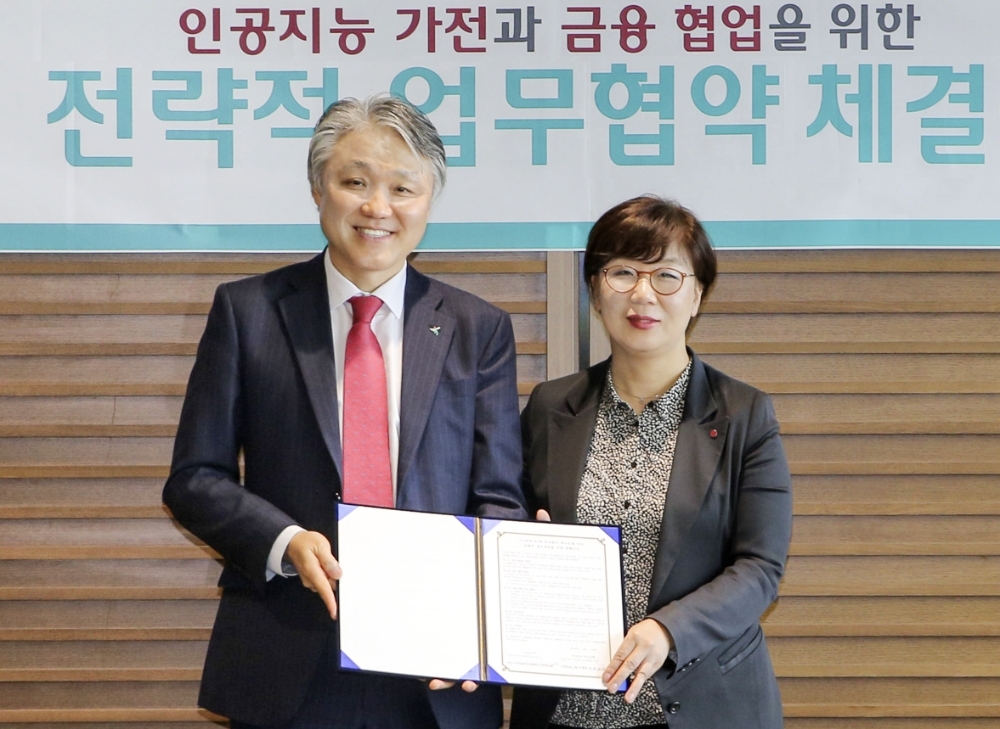 KEB하나은행은 9일 서울 중구 본점에서 LG전자와 인공지능 가전 기반의 신개념 금융 상품 및 서비스를 공동 개발하기 위한 전략적 업무협약을 체결했다. 협약식에 참석한 KEB하나은행 미래금융그룹 한준성 부행장(사진 왼쪽)과 LG전자 H&A스마트솔루션사업부 류혜정 전무(사진 오른쪽)가 협약식 종료 후 기념촬영을 하고 있다. / 사진= KEB하나은행