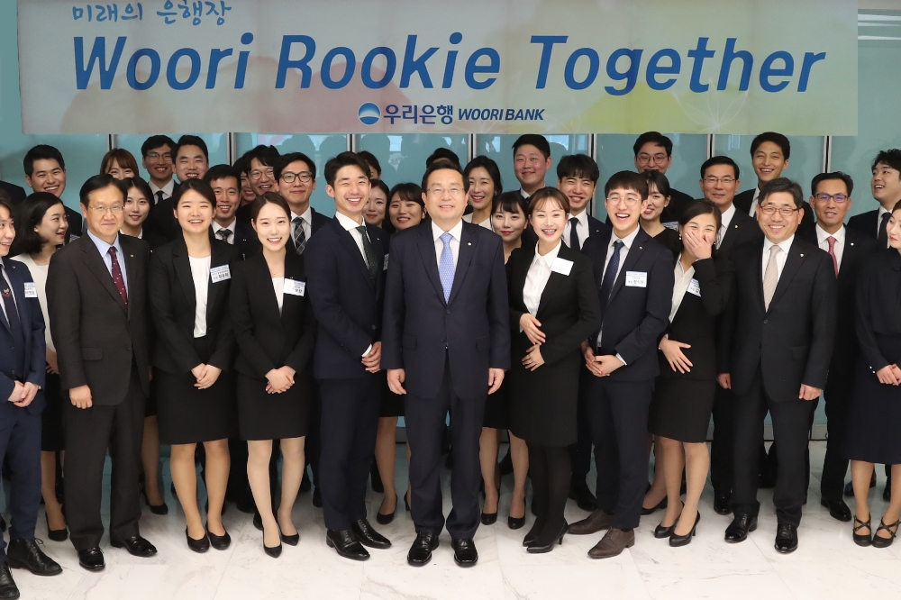 손태승 우리은행장이 10일 “Woori Rookie Together”(우리 루키 투게더) 행사에 참여한 신입행원들과 기념촬영을 하고 있다. / 사진= 우리은행