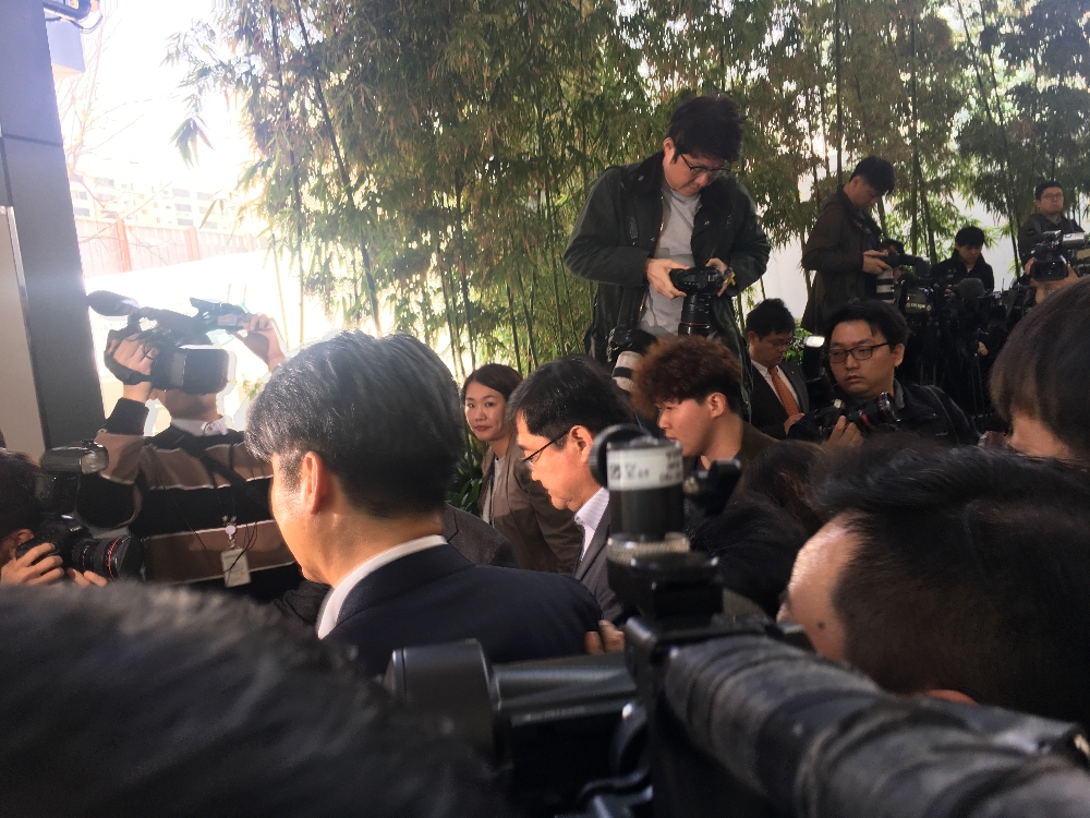 구성훈 삼성증권 대표가 10일 서울 여의도 금융투자협회에서 취재진과의 질의응답을 마치고 이동하고 있다.