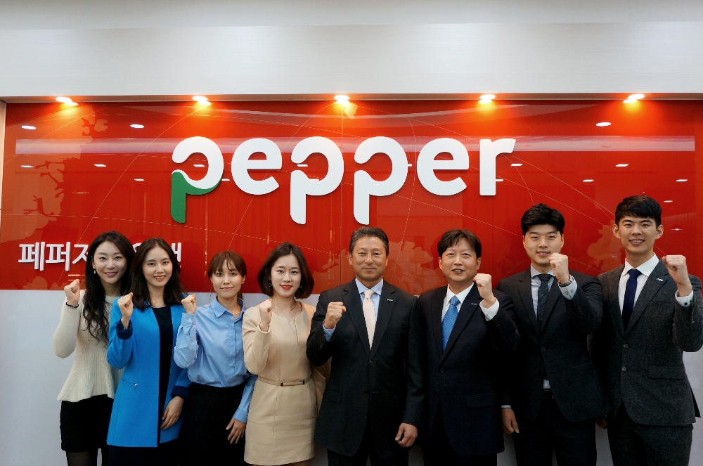 △장 매튜 페퍼저축은행 대표(가운데)가 변경된 CIJ 앞에서 기념촬영을 하고 있다./사진=페퍼저축은행