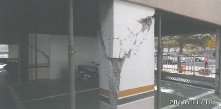 △지난해 11월 발생한 포항지진으로 피해를 입은 포항의 한 건물 / 사진=행정안전부